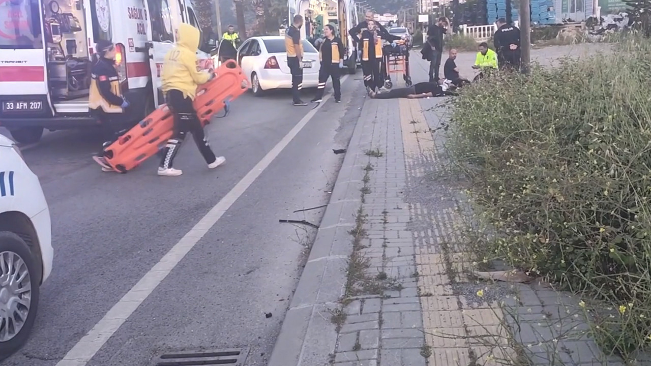 Ölümden döndüler: Refüje çarpan araçta 3 kişi yaralandı