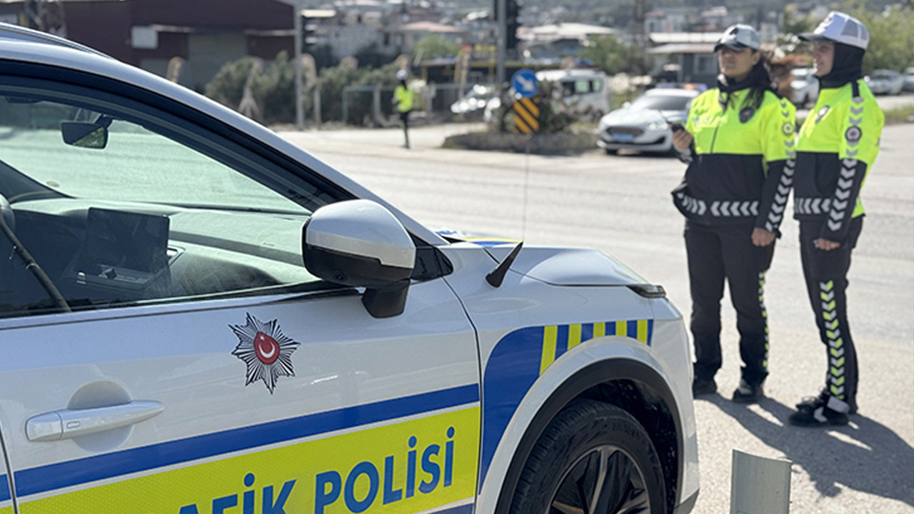 Park halindeki tıra çarptı: Ölümden döndü