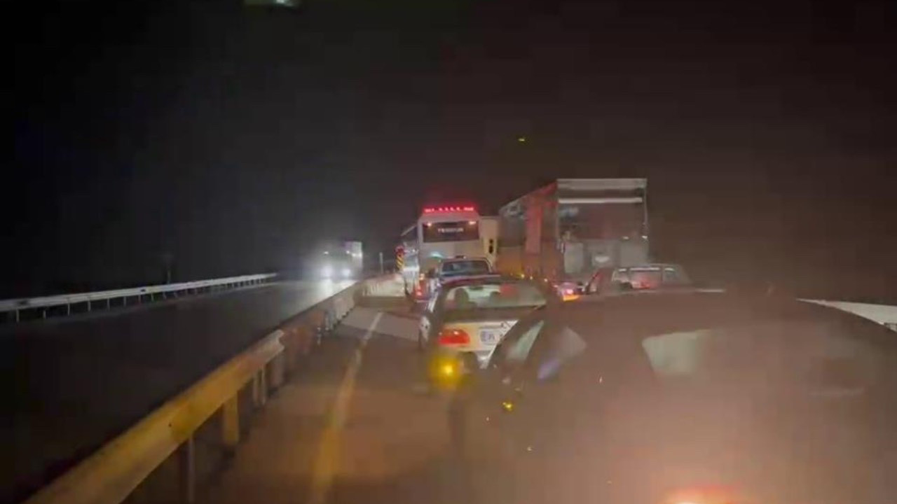 Tır devrildi, yol ulaşıma kapandı