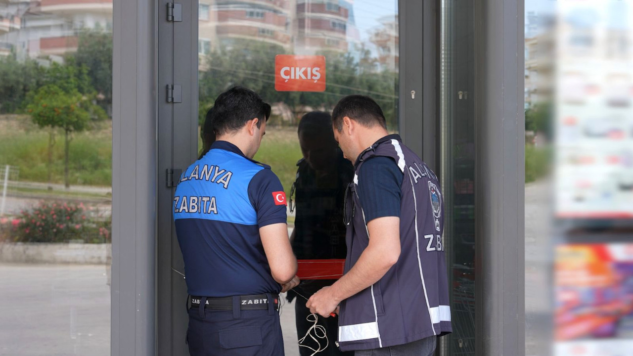 Zincir markette mide bulandıran görüntü: Tarihi geçmiş tavuk satan market mühürlendi