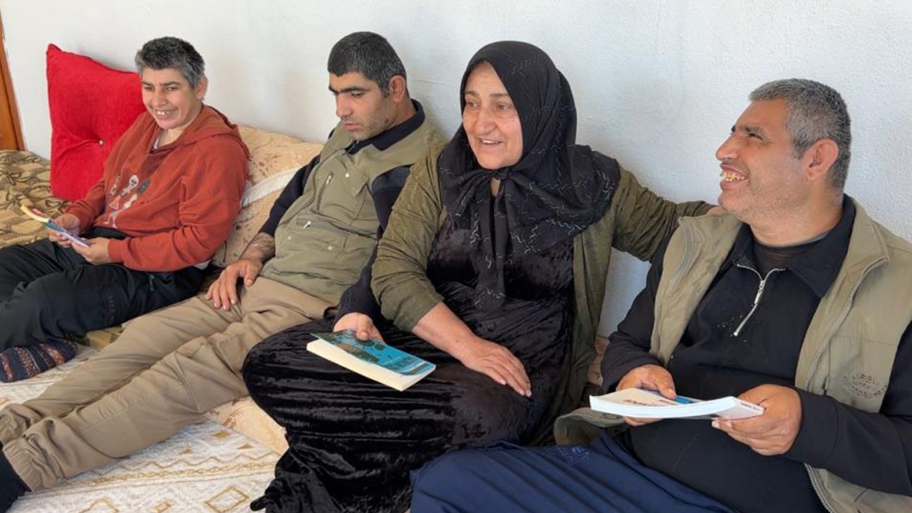 38 yıldır aynı fedakarlık: Hayatını doğuştan engelli 4 çocuğuna adadı
