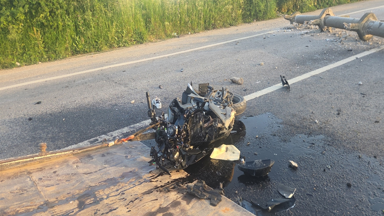 Bursa'da korkunç kaza, devrilen direğe motosiklet çarptı: 4 yaralı, durumu ağır