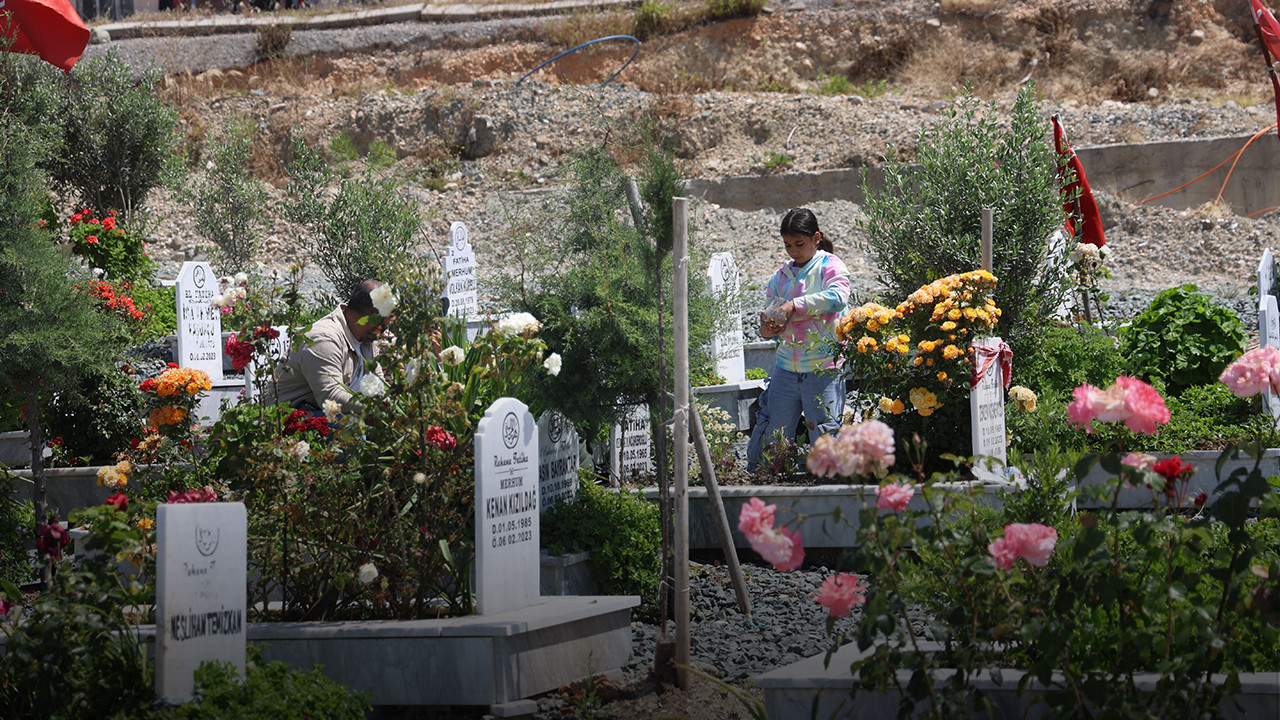 Deprem mezarlığında hüzünlü Anneler Günü