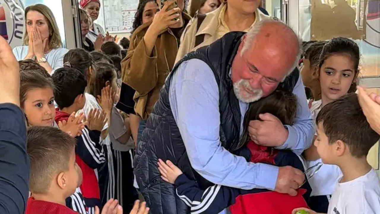 Emekliye ayrılan öğretmen gözyaşlarıyla veda etti