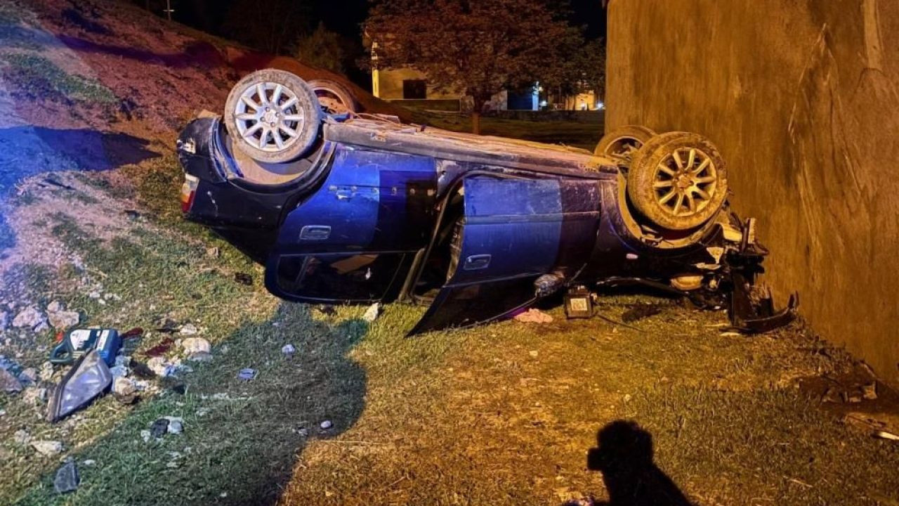 Erzincan'da otomobil bahçeye devrildi: 2 yaralı