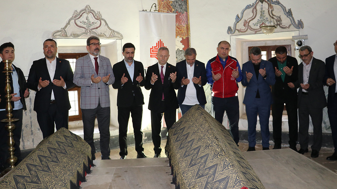 Fatih Sultan Mehmet'in annesi mezarı başında anıldı