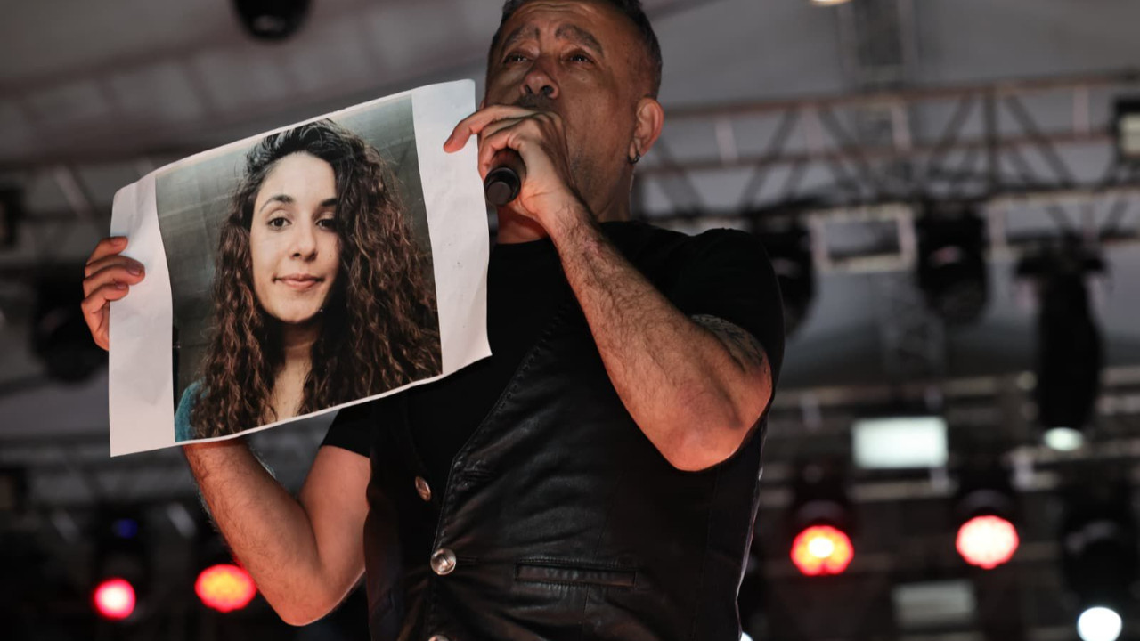 Haluk Levent, Gülistan Doku posteri açıp türkü söyledi