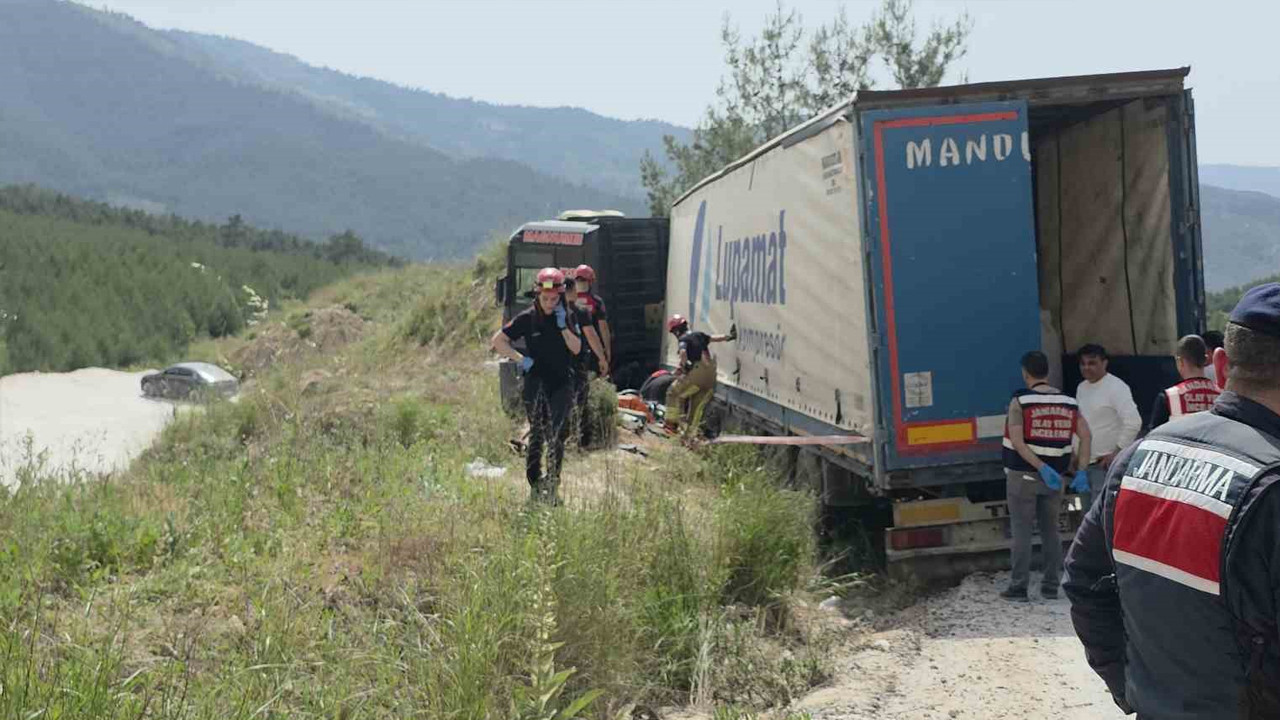 İzmir’de devrilen tırın altında kalan sürücü yaşamını yitirdi