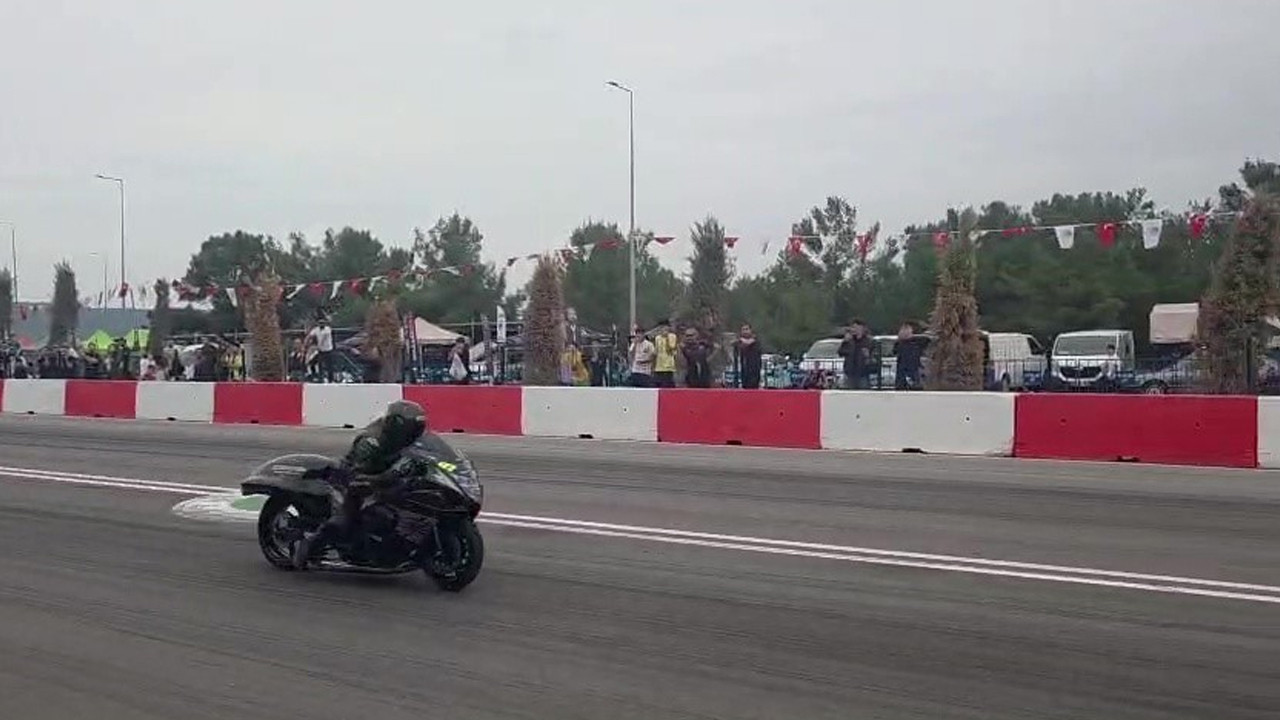 Motodrag yarışlarında bariyerlere çarpan sürücü yaralandı