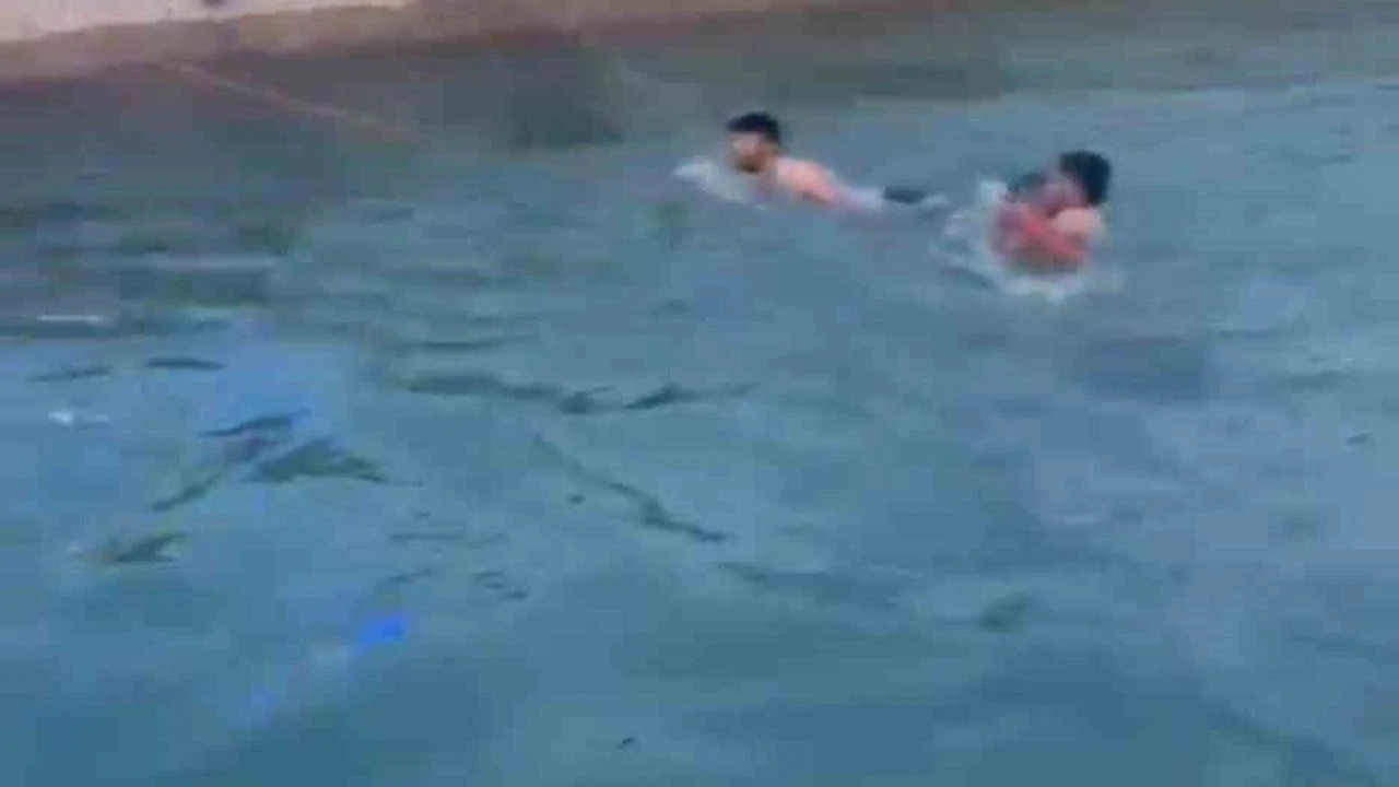 Otomobil sulama kanalına devrildi: Suda sürüklenen 2 kadını vatandaşlar kurtardı