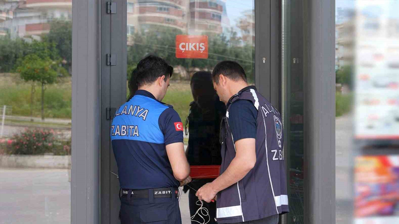 Tüketim tarihi geçmiş ürün satan zincir market mühürlendi