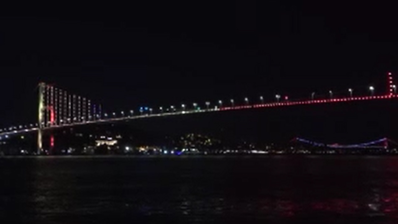 15 Temmuz Şehitler Köprüsü sarı-kırmızıya büründü