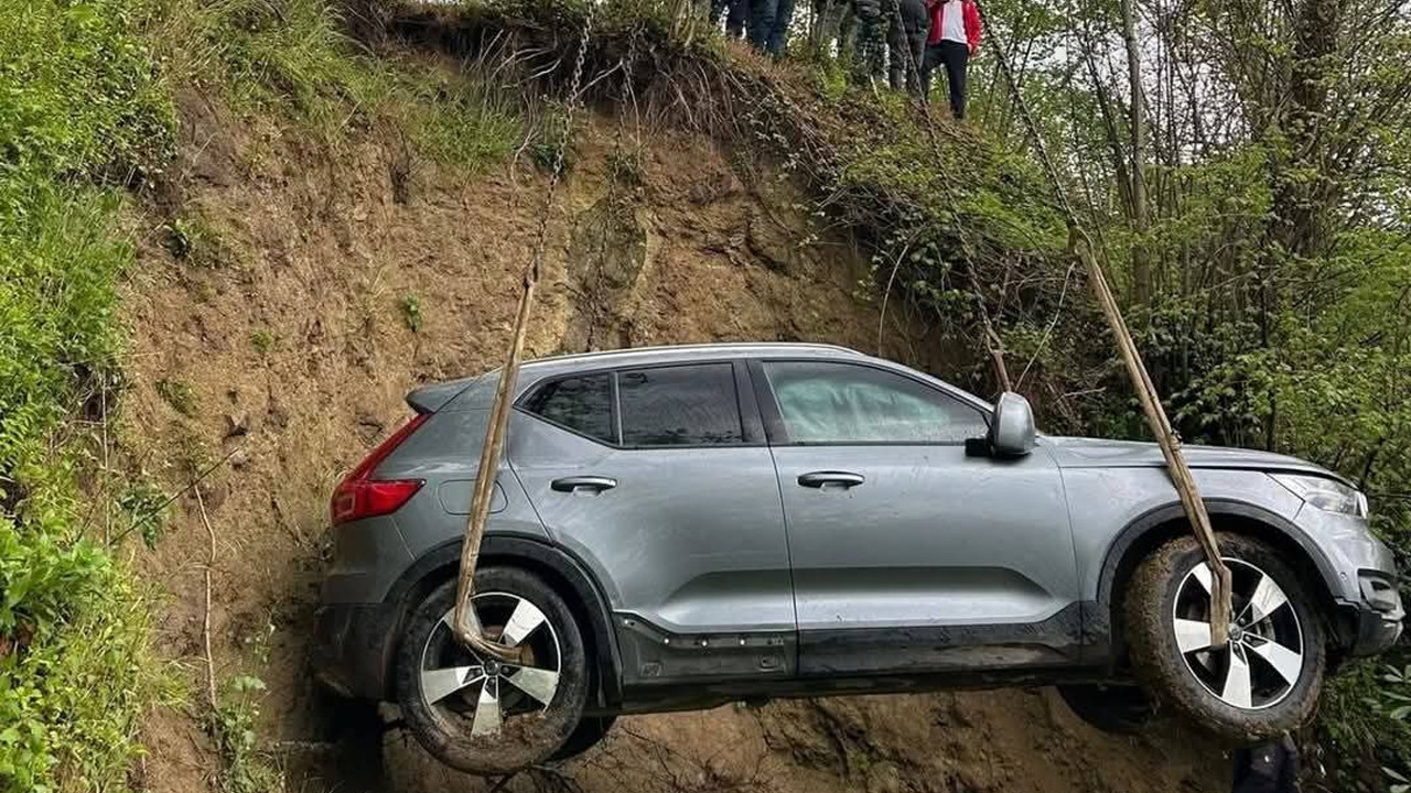 Gölköy’de araç metrelerce aşağıya savruldu