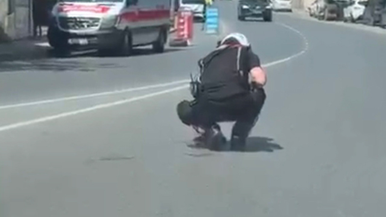İzmir’de trafik bir anda durdu, herkes ne olduğunu merak etti: Polislerin o hareketi alkış topladı