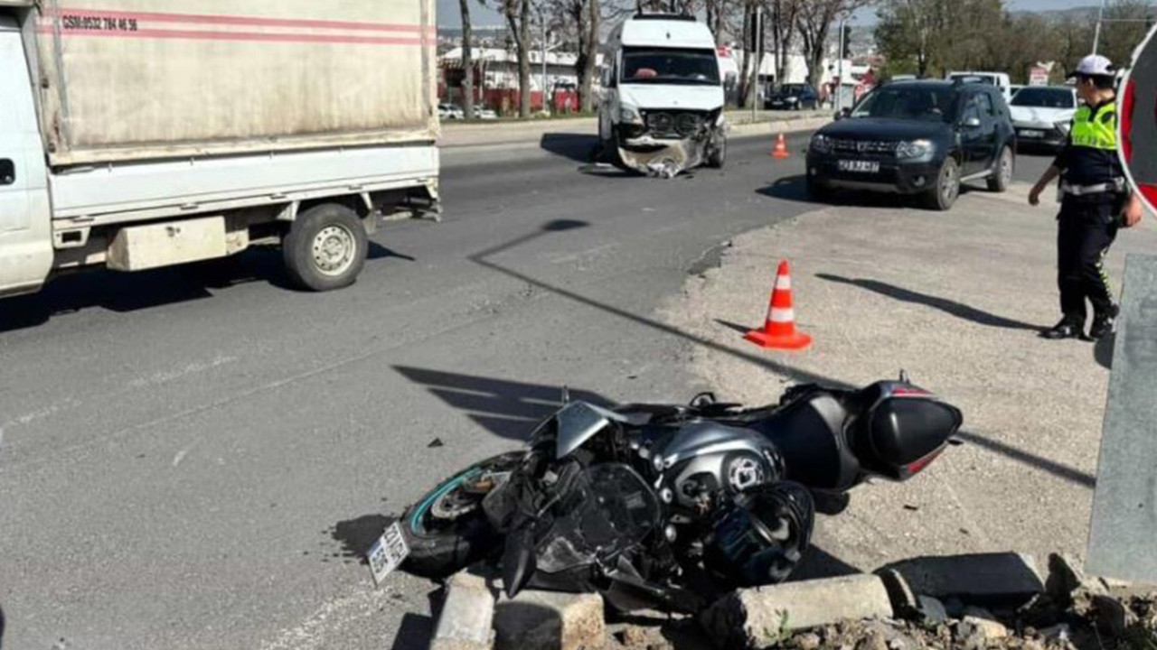 Motosiklet ile minibüs çarpıştı: 1 yaralı var
