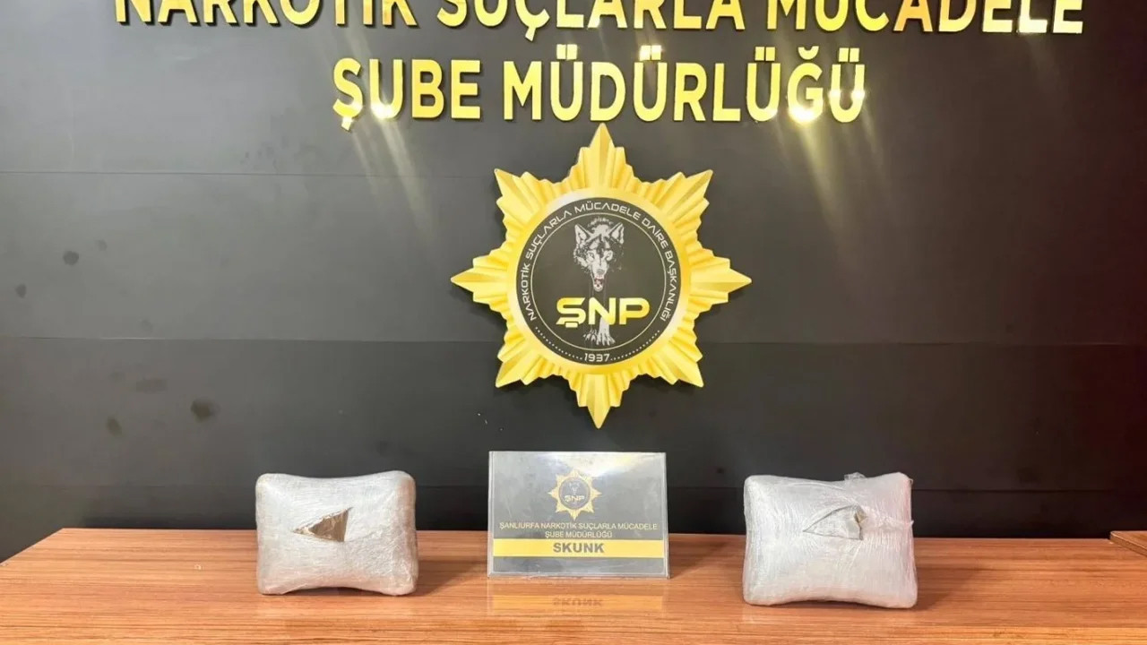 Narkotikten çifte darbe: 3 araçta kilo kilo yakalandı, 5 tutuklama