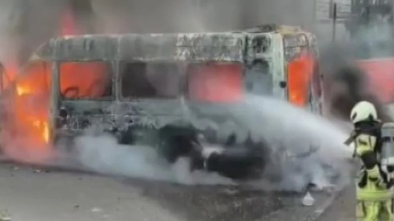 Öğrenci servisi seyir halinde alev aldı