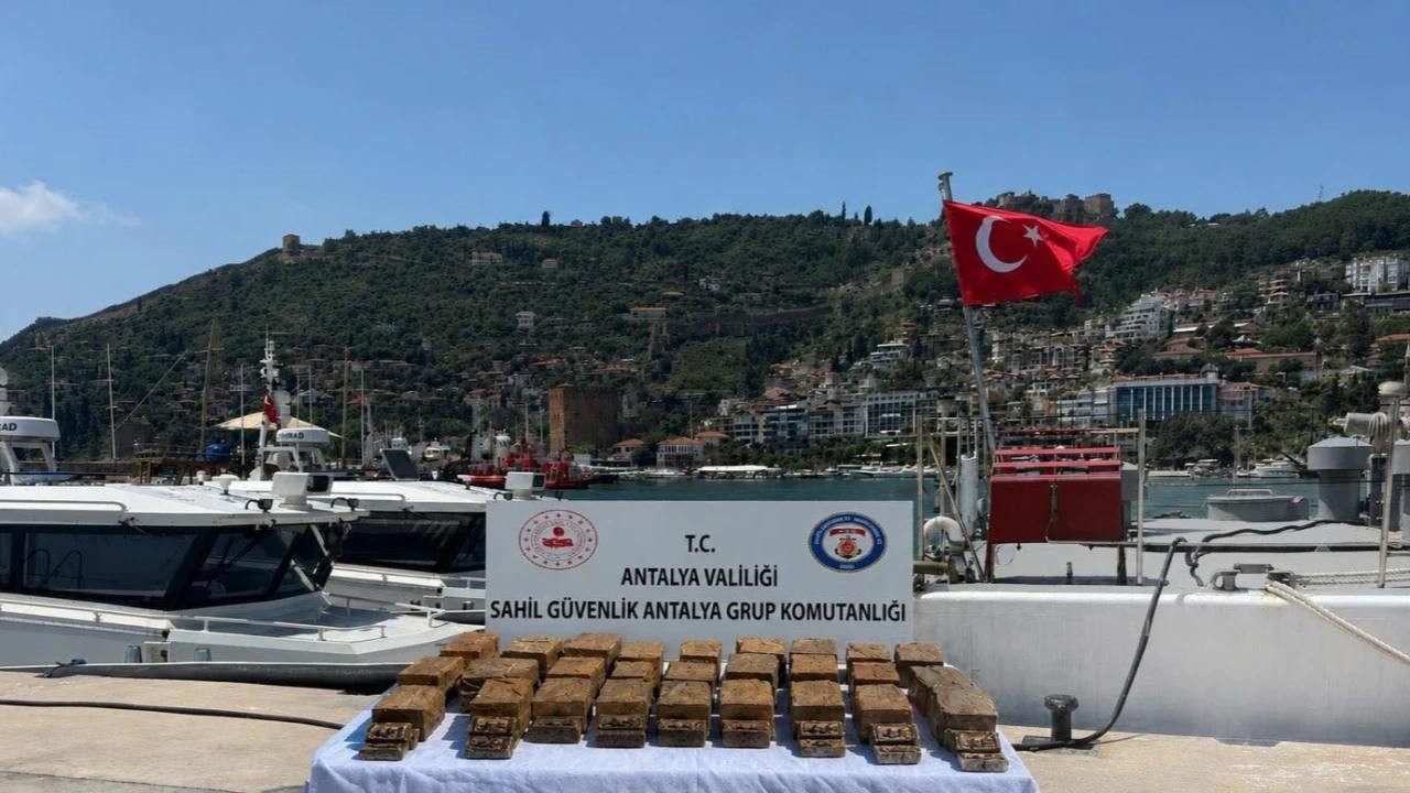 Sahile vuran paketten 40 kilogram esrar çıktı
