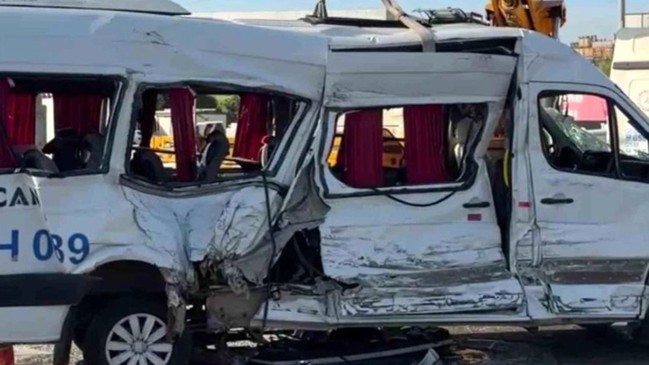 Tırla çarpışan işçi servisi devrildi: 8 yaralı