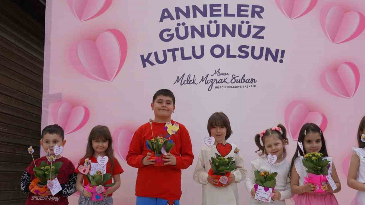 Çocuklar Sanat Sokağı’nı bu kez anneleri için boyadı