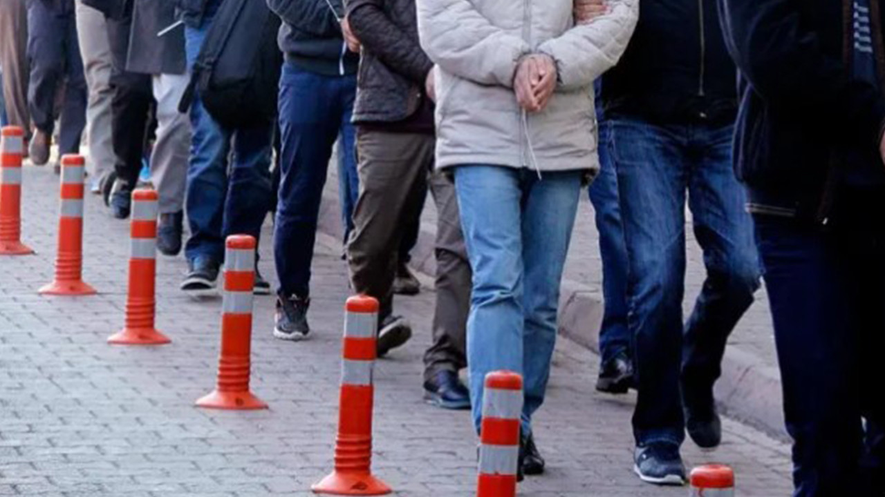 Kardeş cinayetiyle ilgili baba ve iki oğlu tutuklandı
