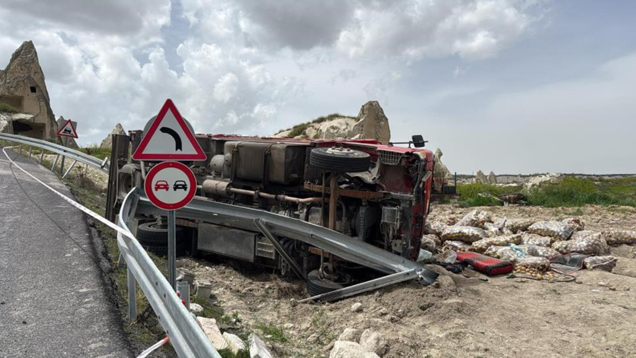 Kontrolden çıkan kamyon yol kenarına devrildi: Yaralılar var