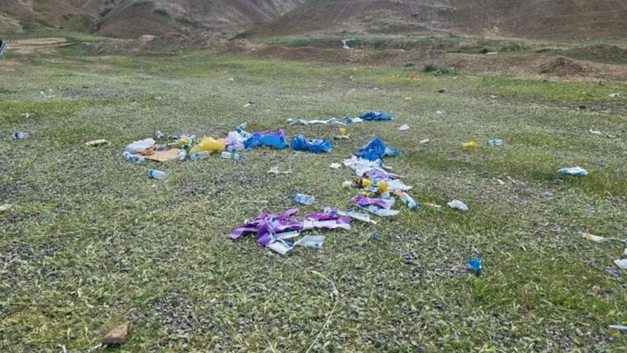 Milyonlarca Yıllık mirasa saygısızlık: Gökkuşağı Tepeleri çöplüğe döndü