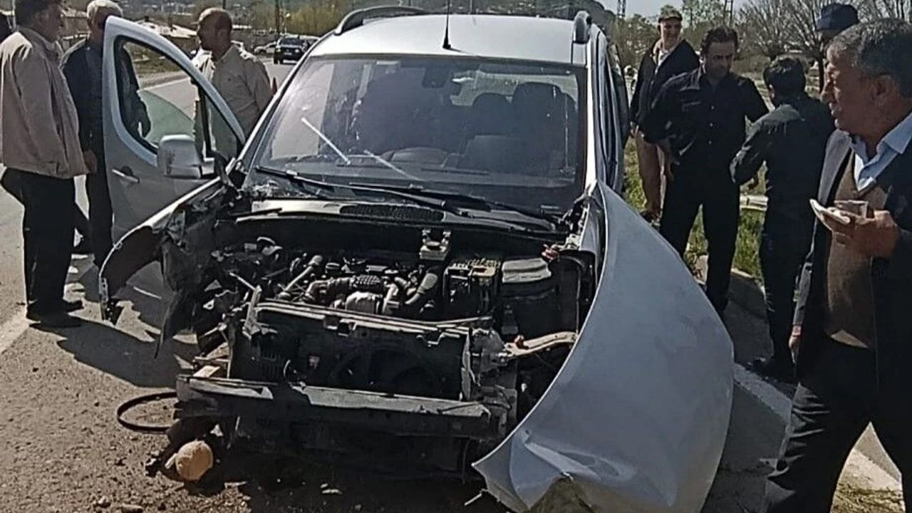 Van Gevaş’ta korkutan kaza: Kamyonet aydınlatma direğine çarptı, 4 yaralı