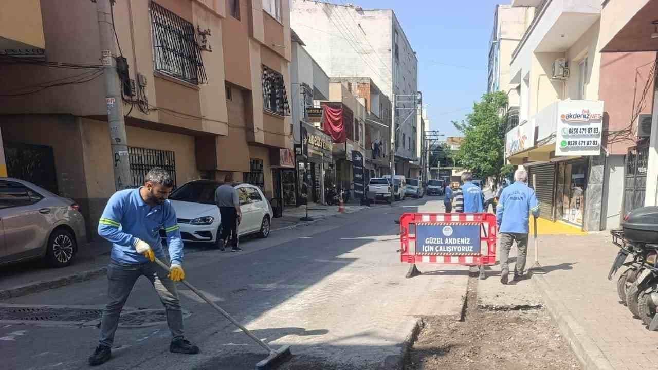 Akdeniz’de yol ve kaldırımlar yenileniyor