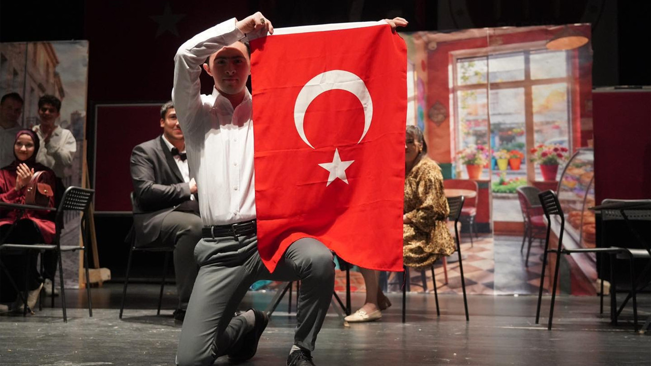 Bilecik’te özel gereksinimli bireyler tarafından sergilenen tiyatro oyunu büyük beğeni ile izlendi