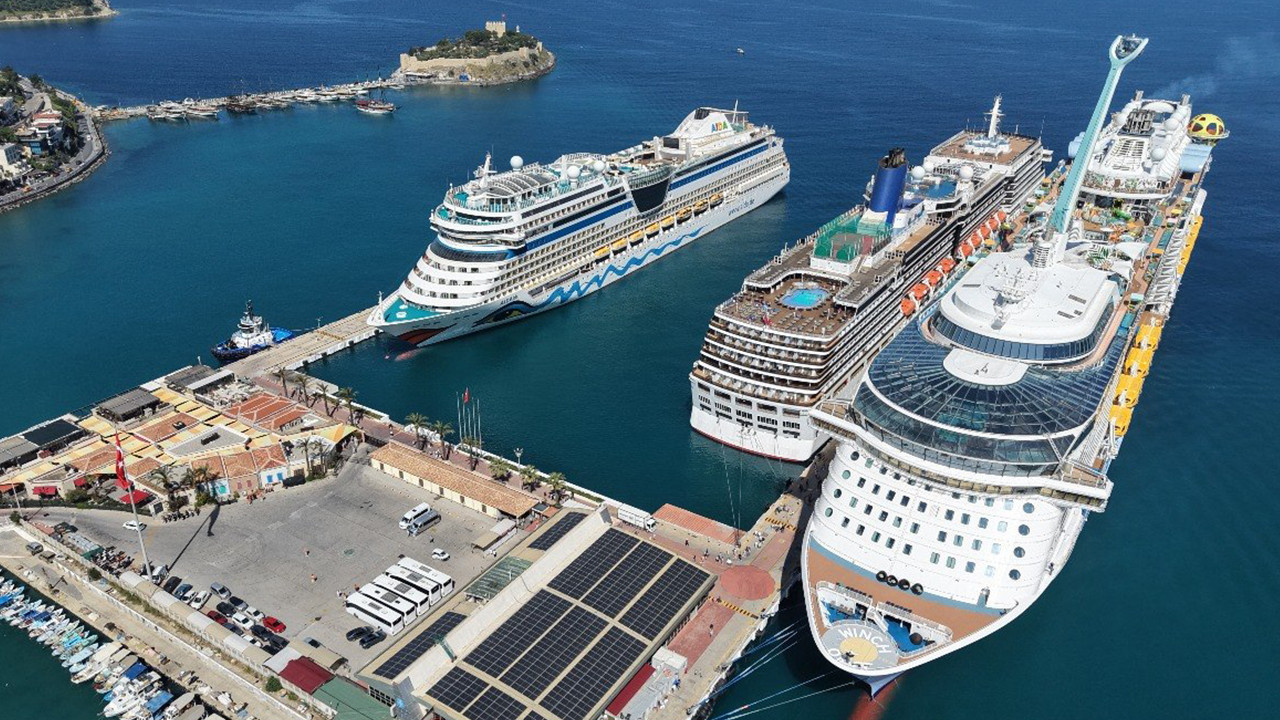 Kuşadası'na turist çıkarması: Tek seferde tam 9 bin kişi