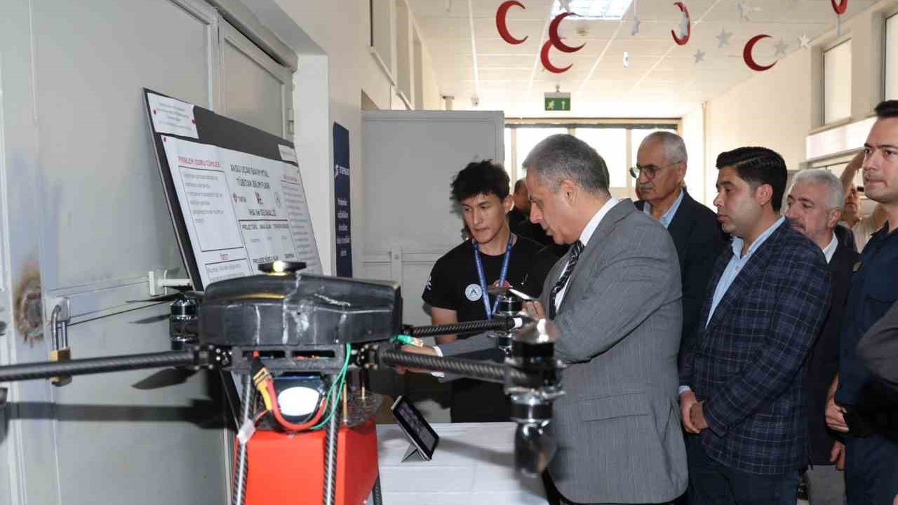 Aksu Uçak Bakım Lisesi’nde bilim fuarı açıldı