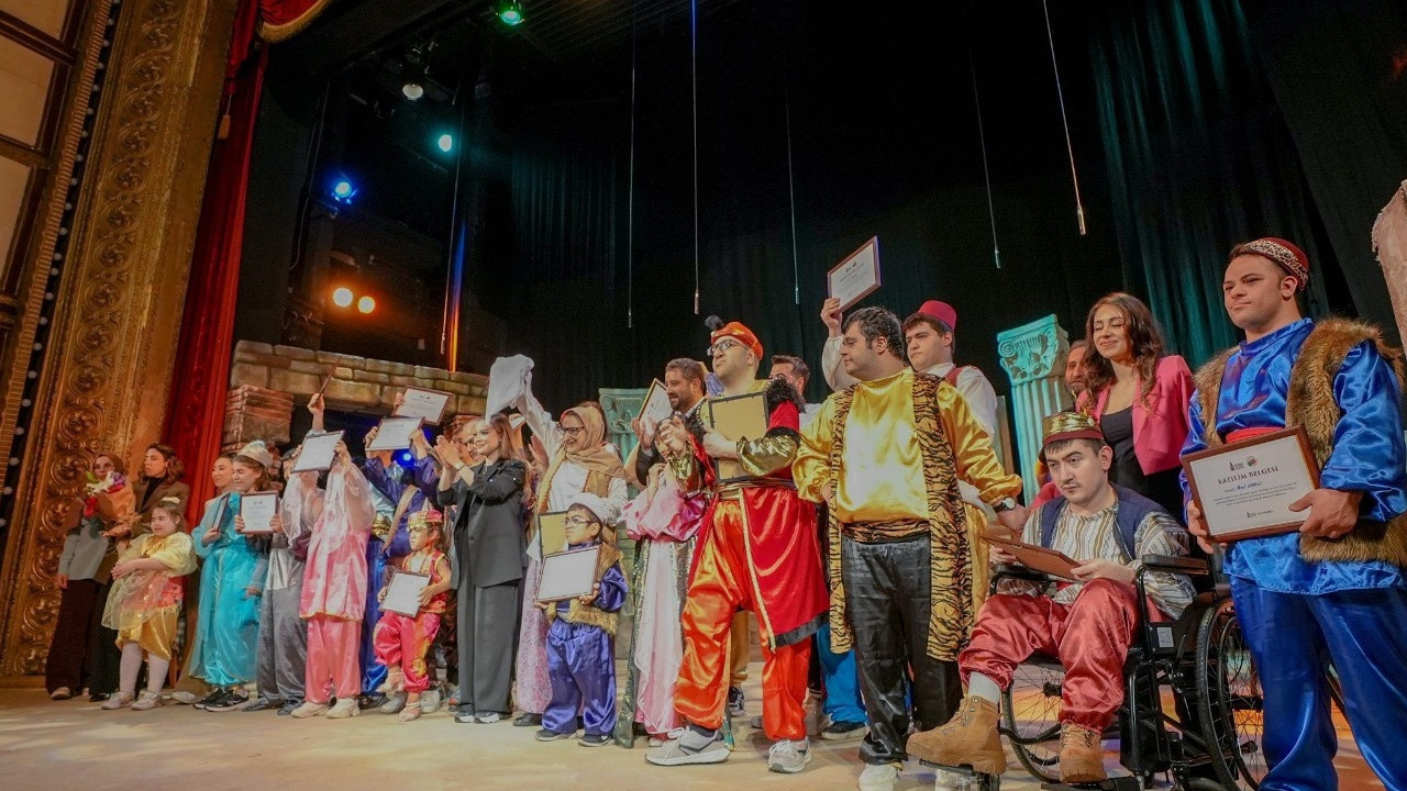 Beyoğlu’nda sanat engel tanımadı: Tarihi sahnede 