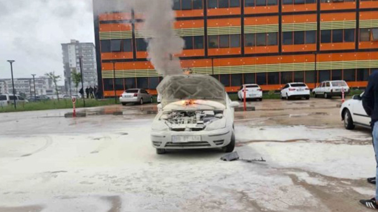 Hastane otoparkındaki otomobil alev aldı