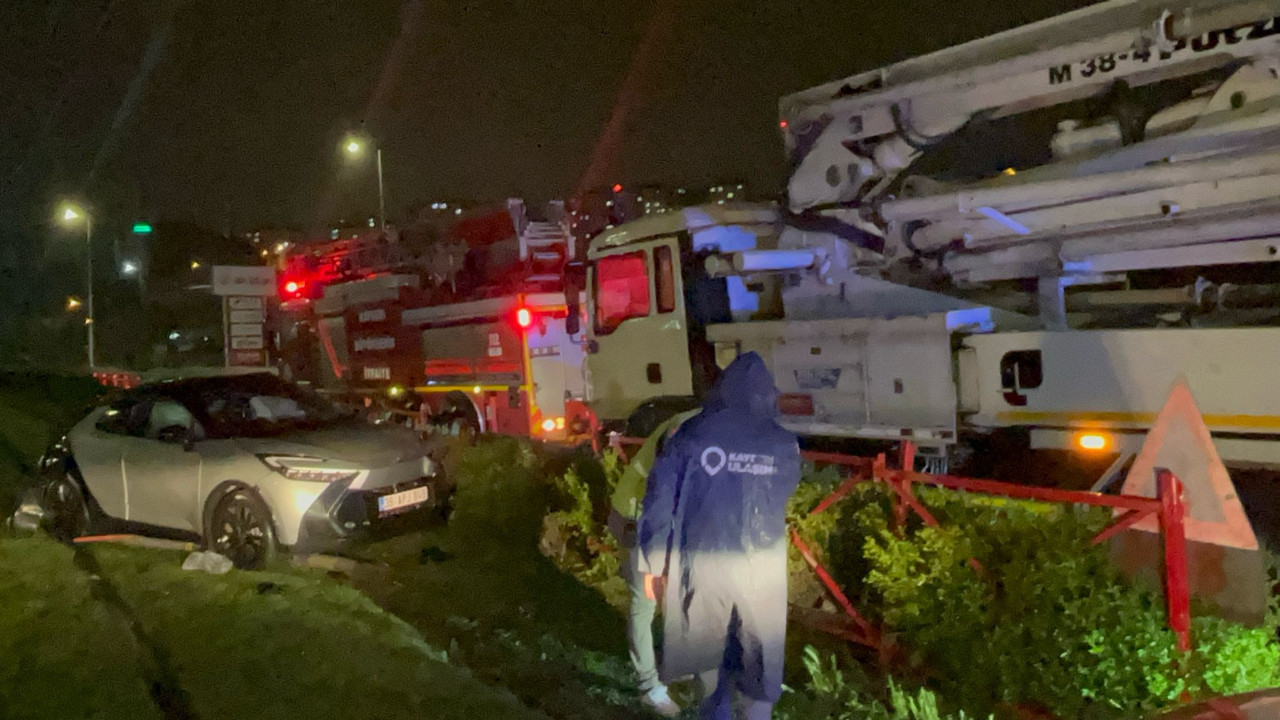 Kayseri’de kamyonla çarpışan otomobil tramvay yoluna savruldu