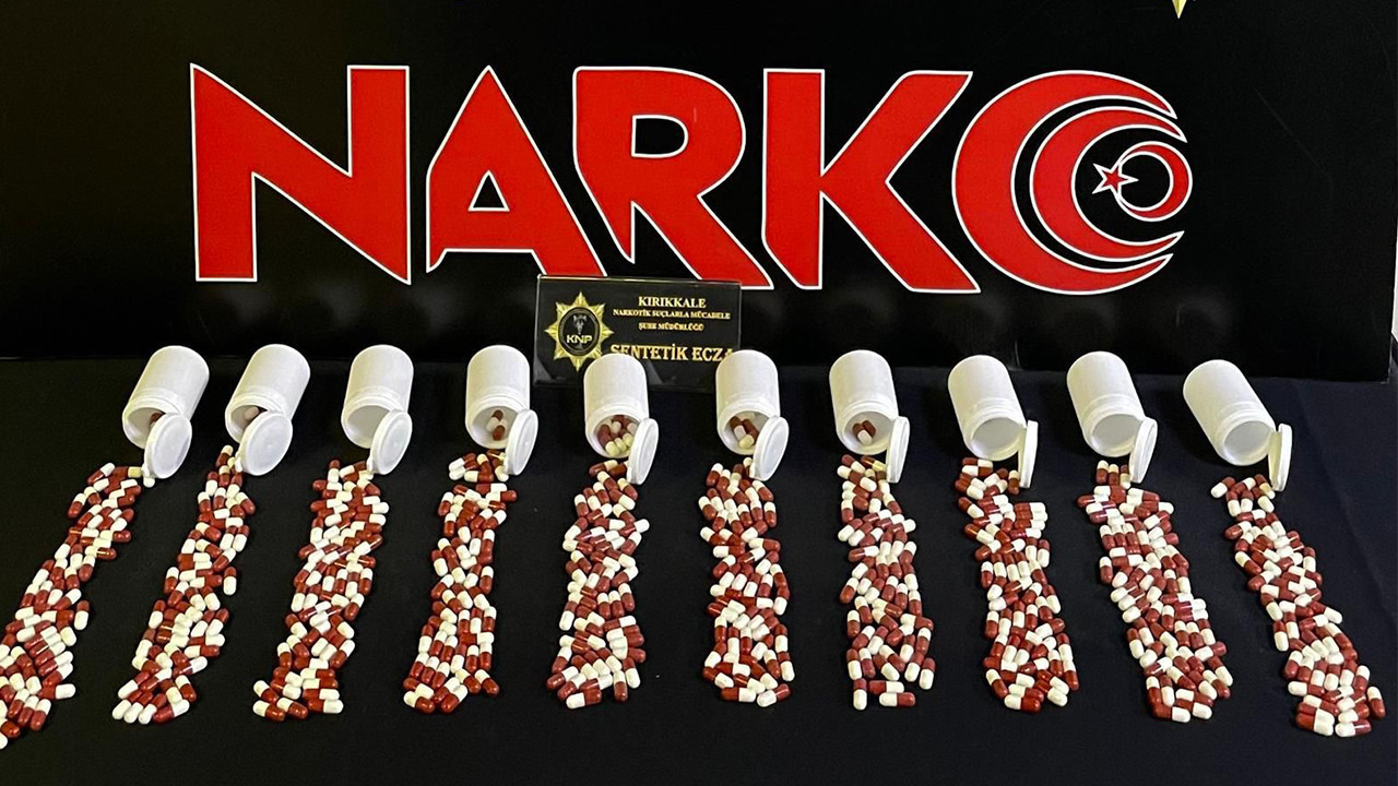 Zehir tacirleri kıskıvrak yakalandı: 553 sentetik hap ele geçirildi