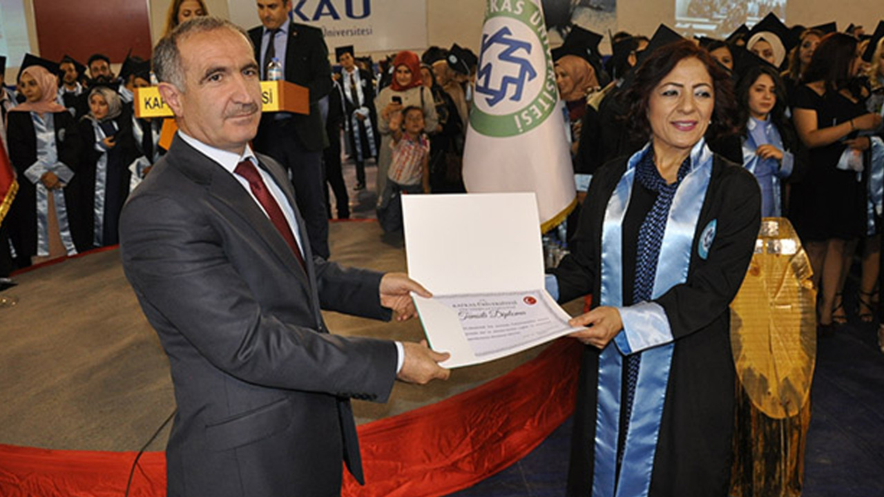 3 çocuk annesi kadın üniversiteyi okul birincisi olarak tamamladı
