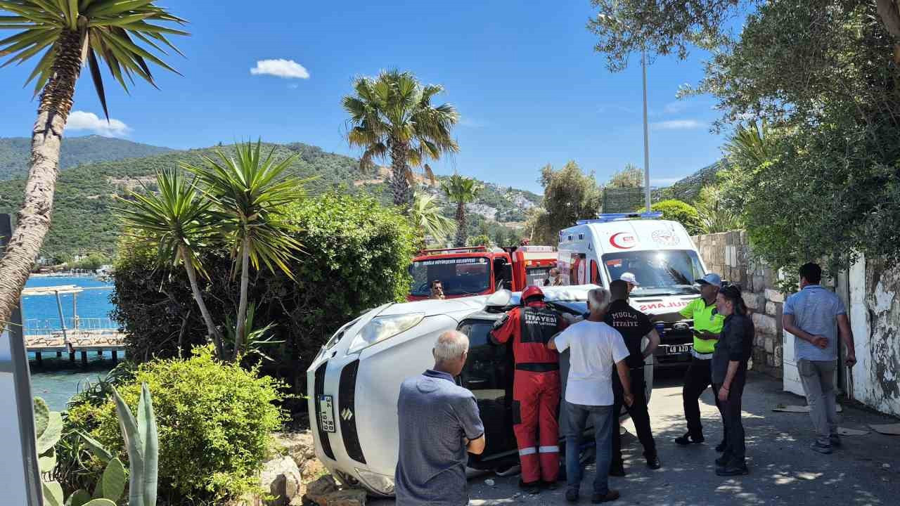 Duvara çarpan otomobil devrildi