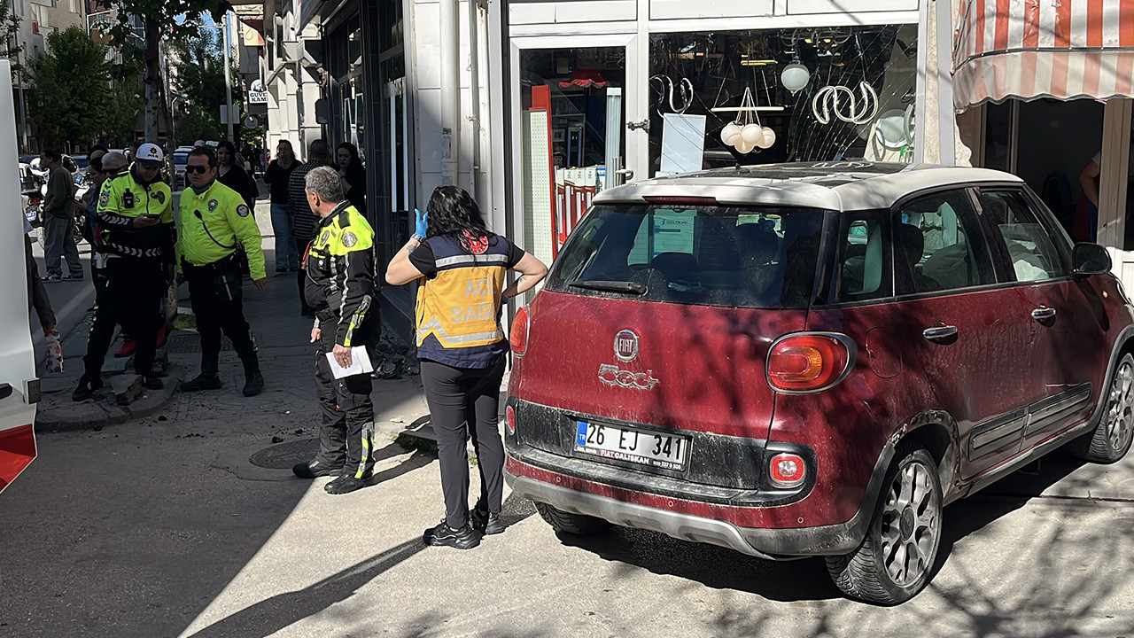 Kaldırımda bekleyen yaya çarpıp öldürdü