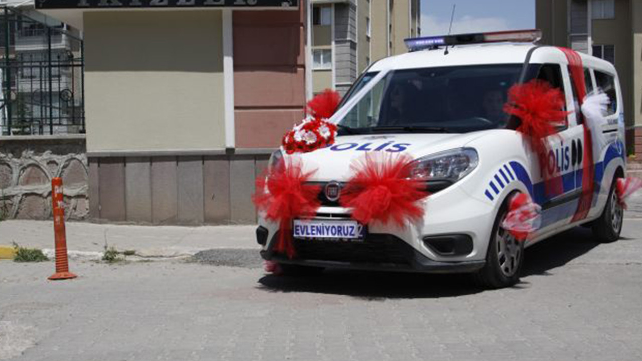Polis çift, nikaha süsledikleri ekip otosuyla geldi