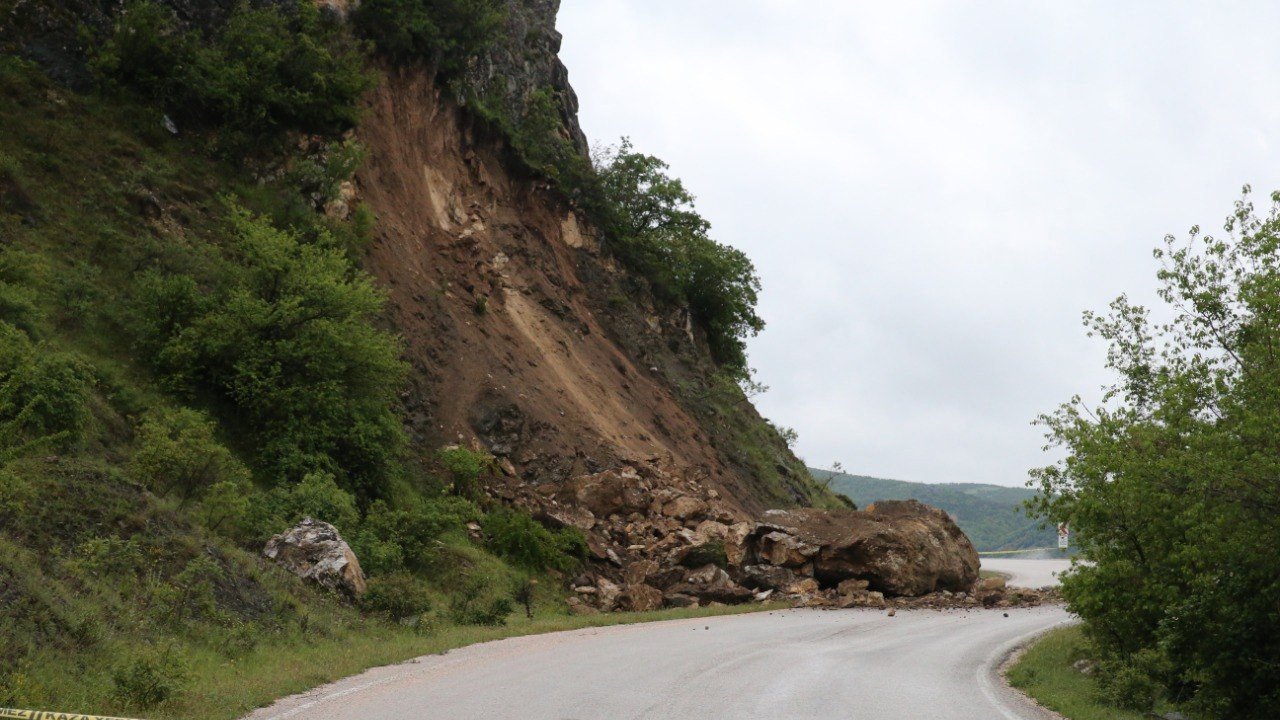 Tokat’ta heyelan alarmı: Kara yolu ulaşıma kapandı