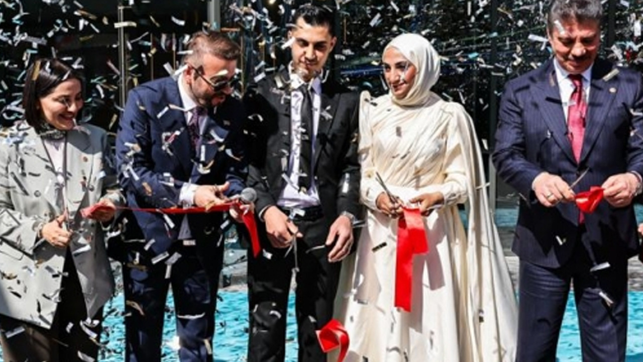 Kurdeleyi gelin ve damat kesti: Nikah sonra kılındı