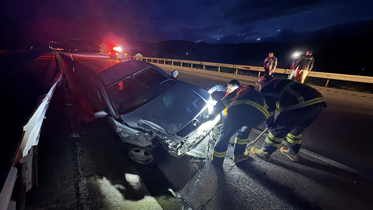 D100’de otomobil bariyerlere çarptı: 2 yaralı