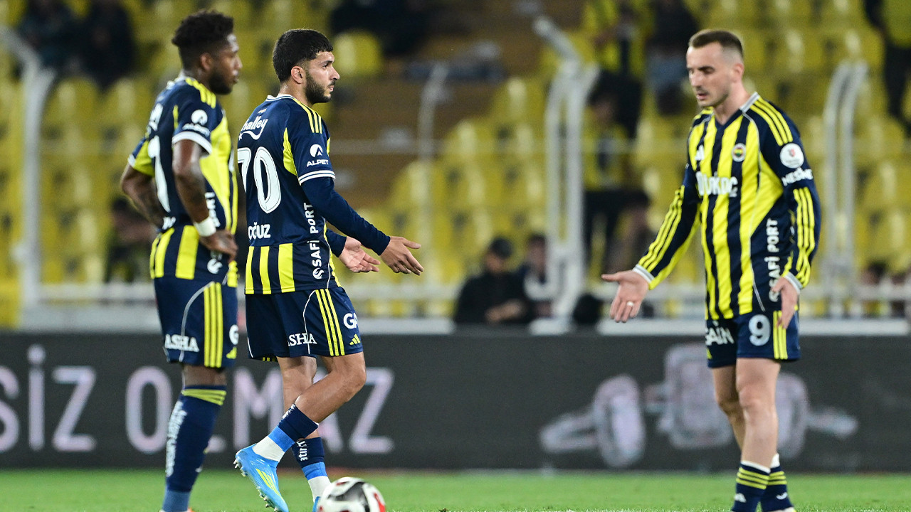 Kadıköy'de Fenerbahçeli futbolculara ıslıklı protesto