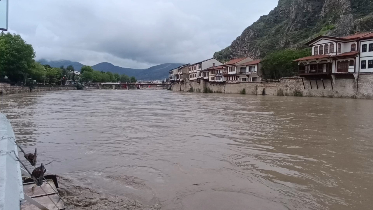 Amasya’da sel alarmı: Okullar tatil edildi