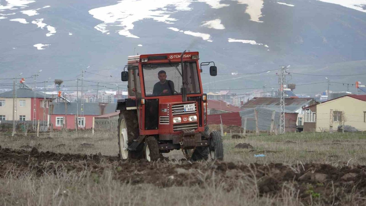 Ardahan'da tarlalarda ekim hareketliliği başladı