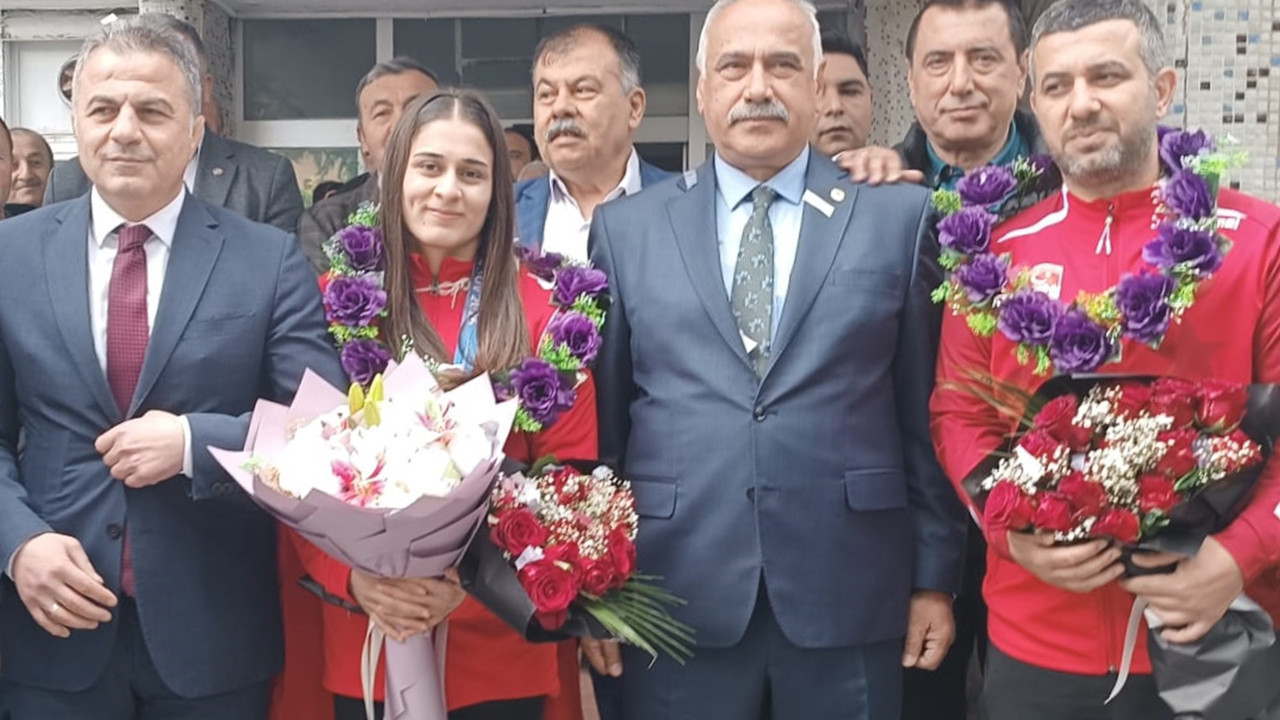 Avrupa Şampiyonu Özdenur’a coşkulu karşılama