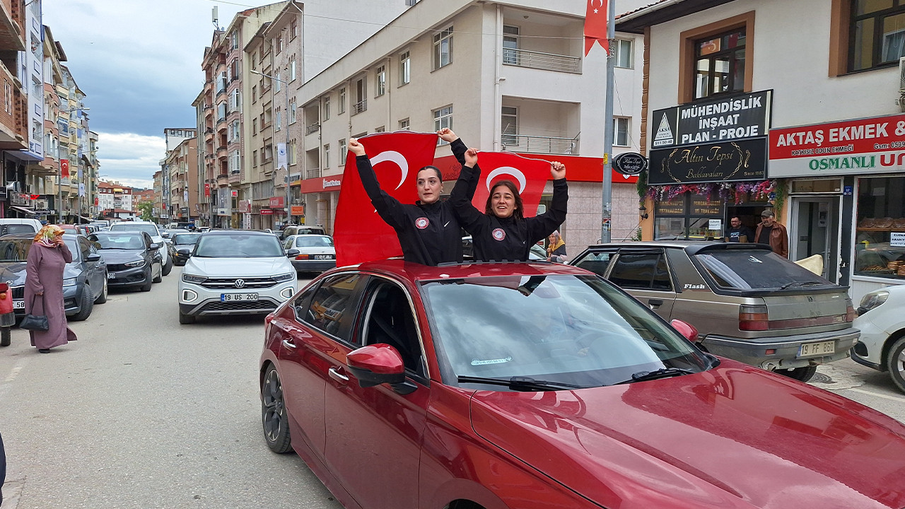 Avrupa şampiyonu yurda döndü: Davul zurna eşliğinde büyük karşılama