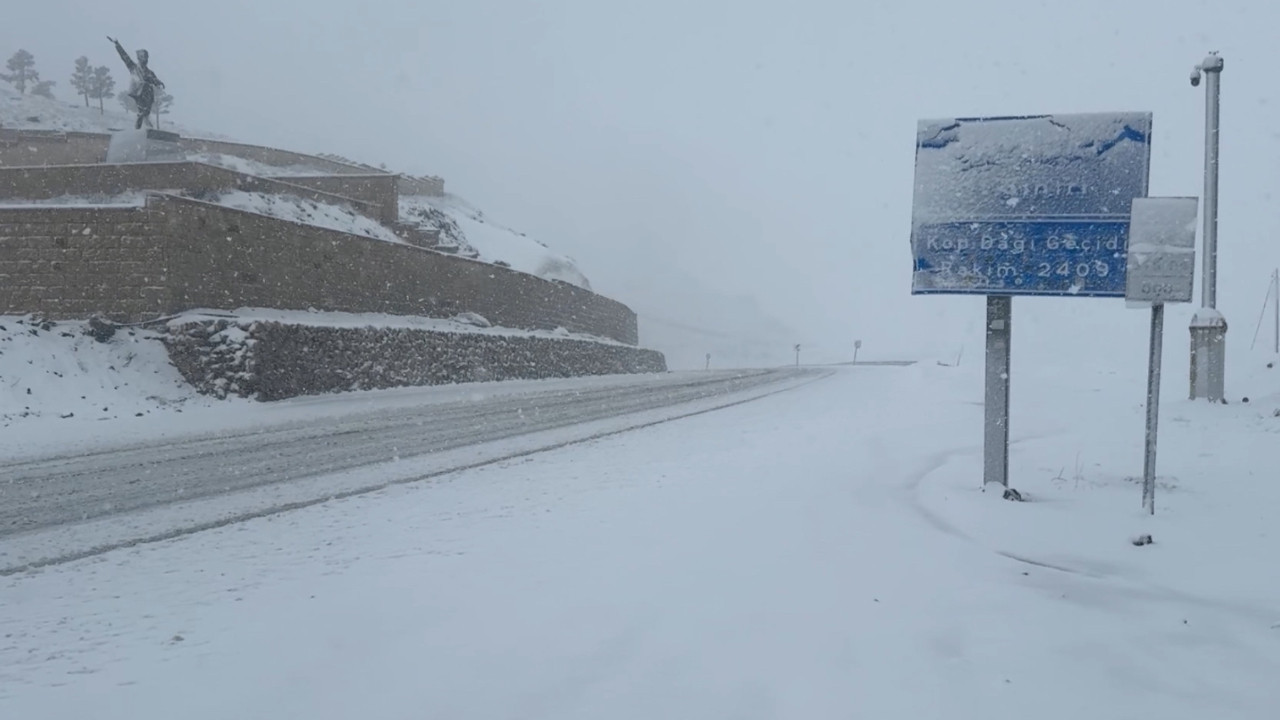 Bayburt'ta ilkbaharda "kar" manzarası
