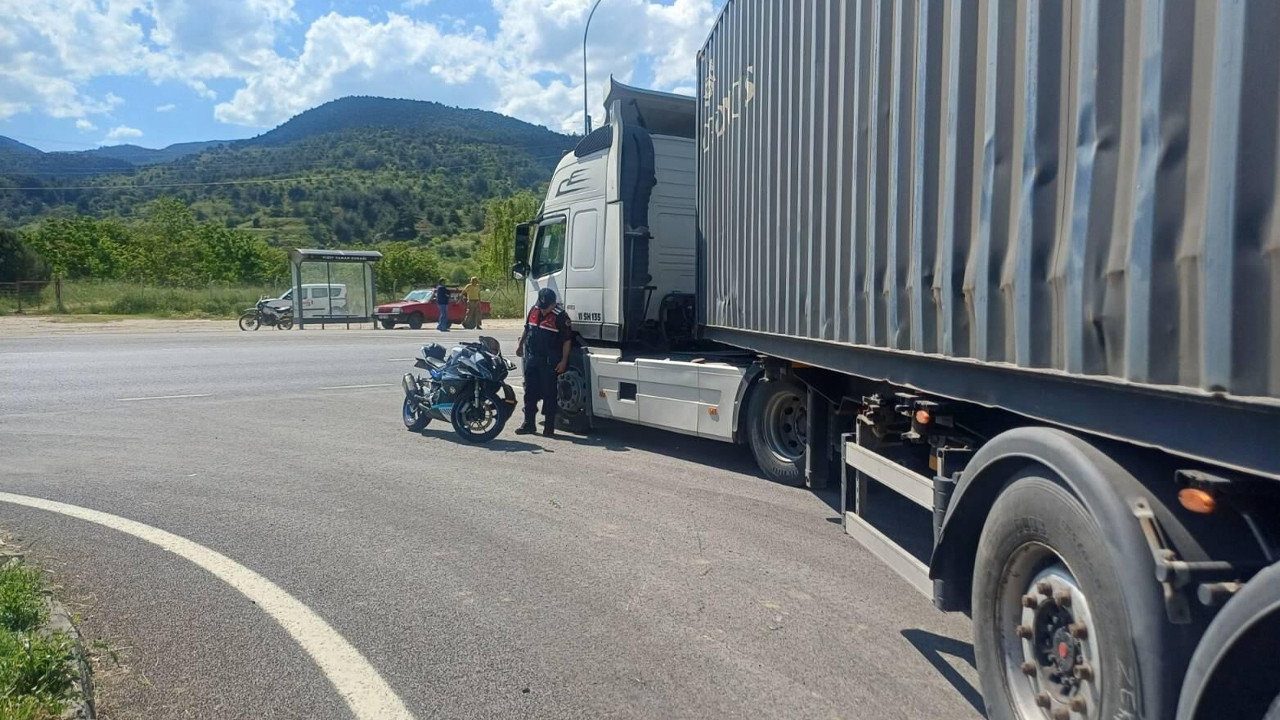 Bilecik’te tır ve motosiklet çarpıştı